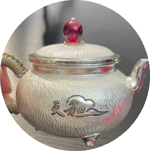 三十五岁左右女性团队成员头像,穿商务休闲装,背景简洁,展现亲和形象